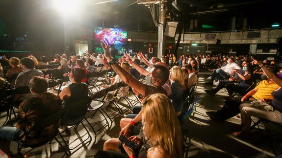 Las salas critican que no se permita al público estar de pie durante un concierto