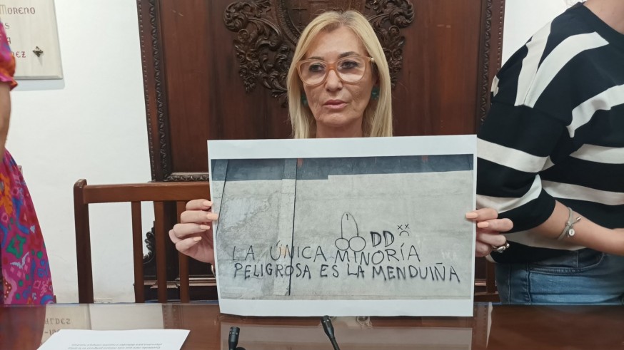 Vox denuncia una pintada ofensiva contra su portavoz en Lorca, Carmen Menduiña