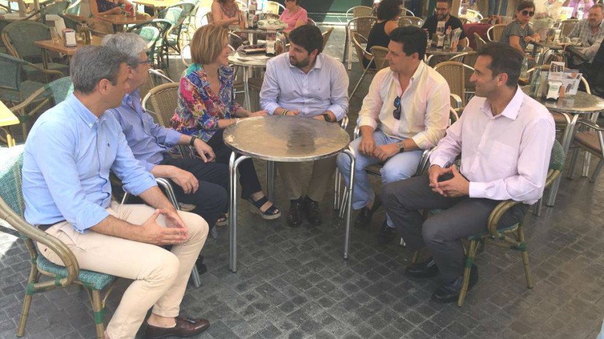 Cospedal junto a López Miras y otros dirigentes populares en la plaza de la Catedral de Murcia
