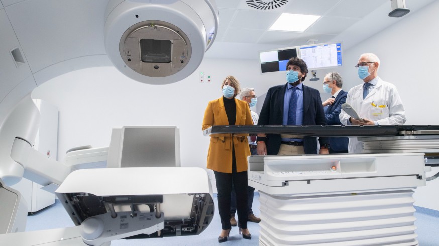 El hospital del Rosell en Cartagena estrena el aparato de radioterapia más avanzado de la Región de Murcia