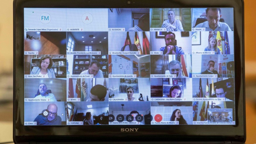 Videoconferencia entre los alcaldes y López Miras