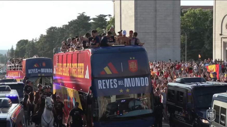 Madrid ya recibe a la selección campeona del mundo tras una noche histórica de celebraciones