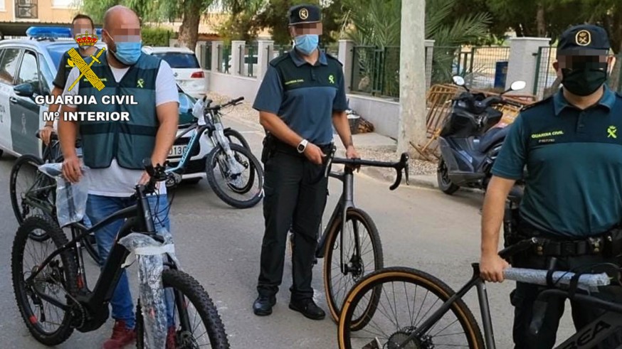Agentes con las bicicletas recuperadas en la Operación 'Bifloro'. GUARDIA CIVIL