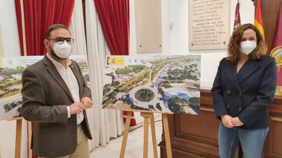 El alcalde de Lorca junto a la recreación de cómo quedará integrada la Alta Velocidad en la ciudad