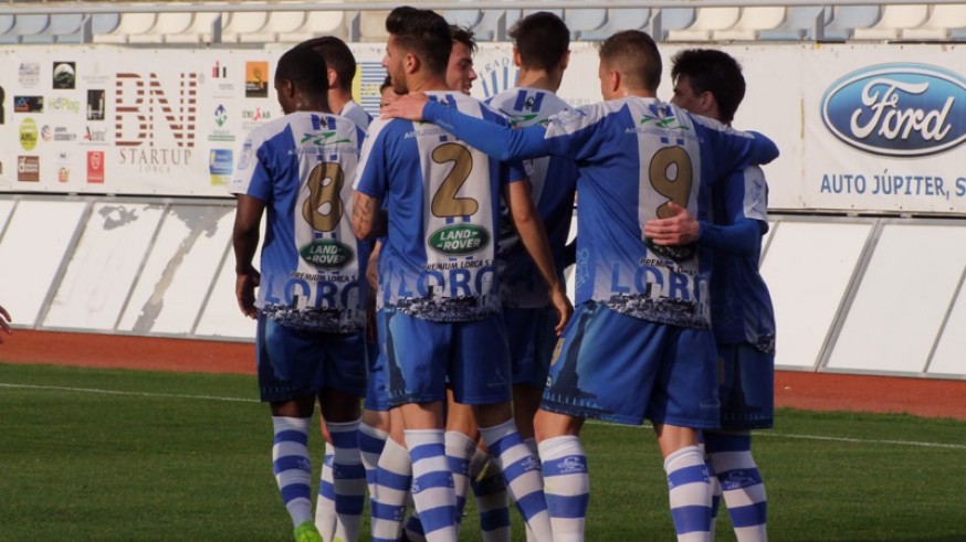 Jugadores del Lorca Deportiva celebran un gol (foto: Lorca Deportiva)