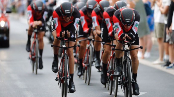 BMC se impone en la etapa inaugural de la Vuelta a España y coloca a Dennis como líder