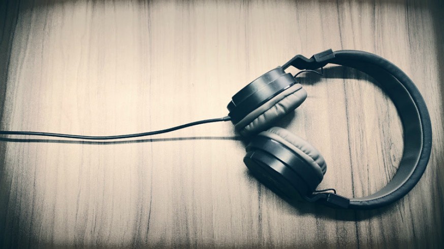 Auriculares sobre mesa