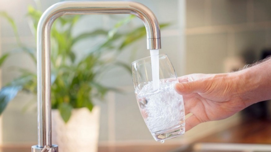 Los riesgos de beber mucha agua en poco tiempo