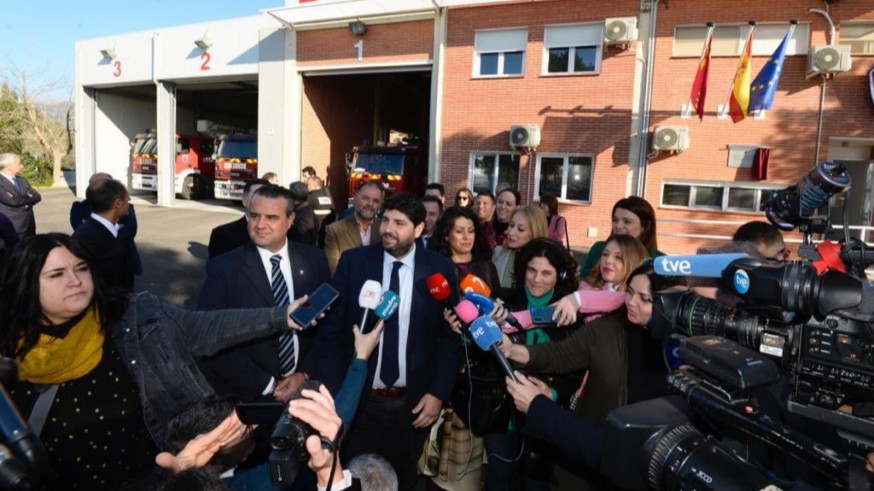 López Miras atiende a los medios en Alhama de Murcia.