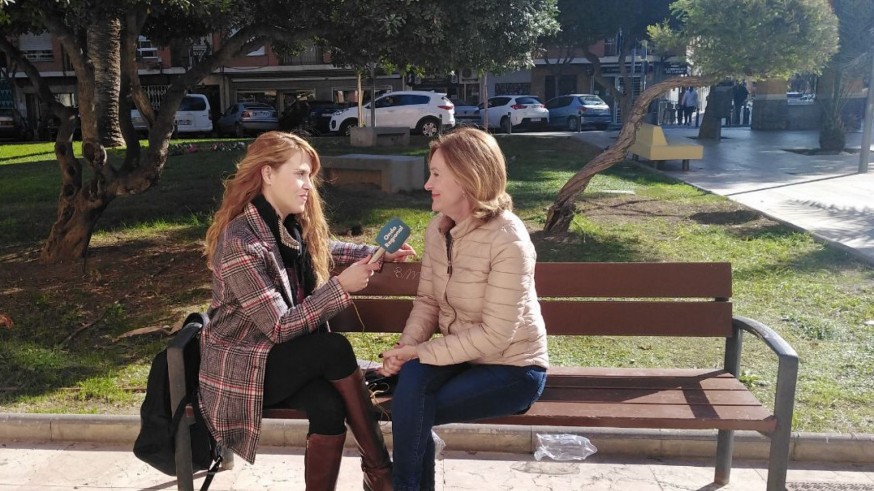 Entrevista a Carmen Tárraga en un parque