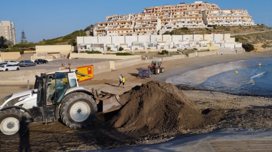 Sustituyen la arena de una playa de La Manga tras las quejas de los vecinos 
