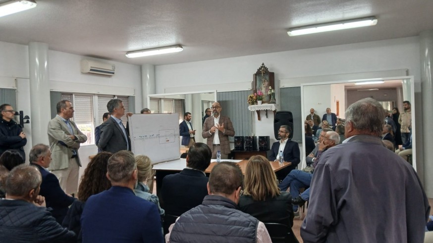 Vecinos de La Torrecilla en Lorca creen que es insuficiente el paso de agua sobre la plataforma del AVE diseñados por ADIF