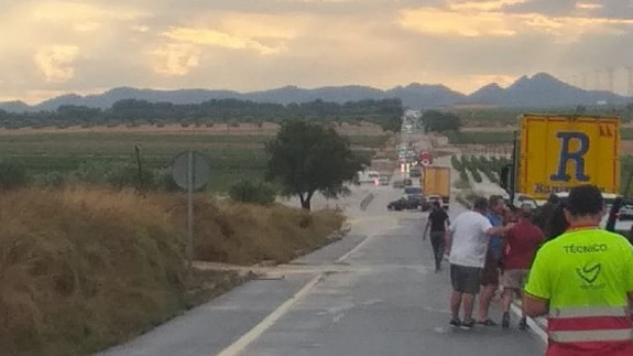 Una fuerte tromba de agua sorprende a los conductores en la carretera que une Yecla con Villena