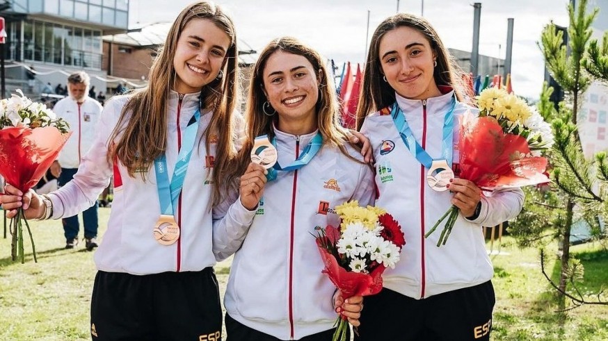 Clara González, medalla de bronce con sus dos compañeras en la categoría C1 sub-23 en el Campeonato del Mundo de Piragüismo en aguas bravas