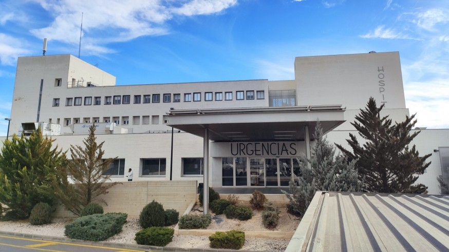 Condenan a Salud a indemnizar a una mujer que se fracturó una rodilla por una placa de hielo en el hospital de Yecla