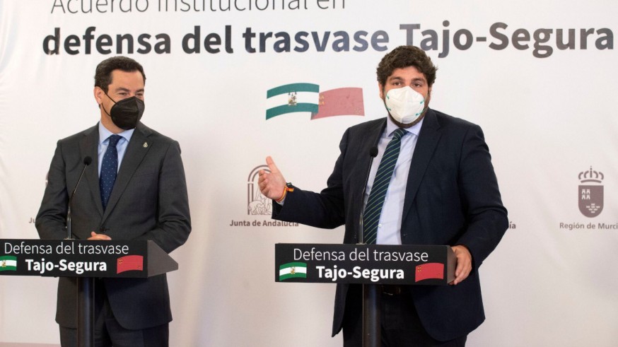 López Miras y Moreno Bonilla durante la comparecencia en Almería