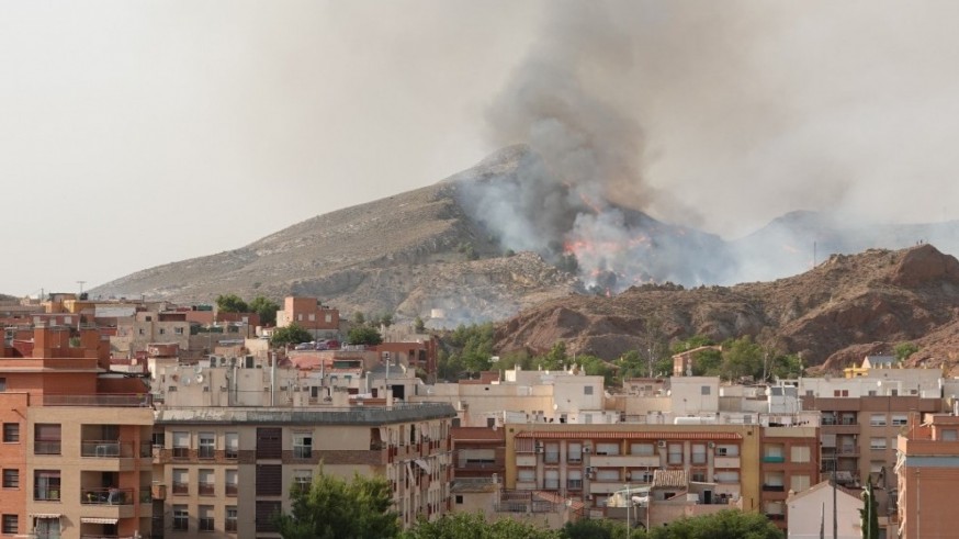Un incendio forestal próximo al casco urbano de Lorca moviliza un amplio operativo de extinción