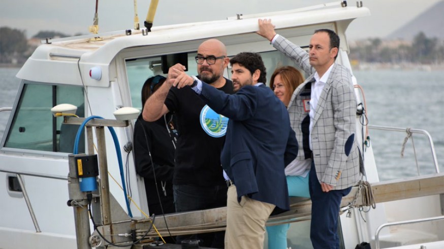 López Miras durante su recorrido en barco por el Mar Menor