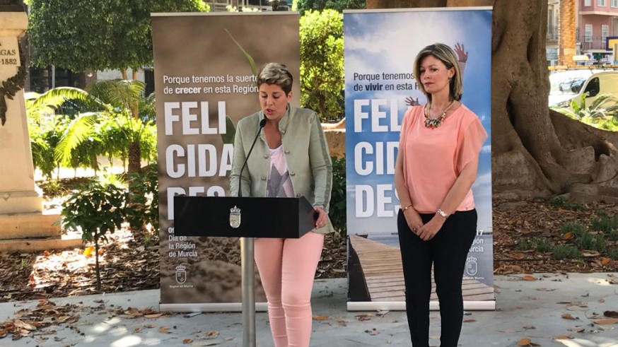 Noelia Arroyo presenta los actos junto a la alcaldesa de Blanca, Esther Hortelano