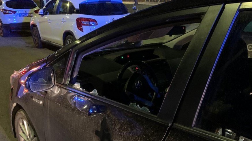 Estado en el que quedó el coche tras la agresión.