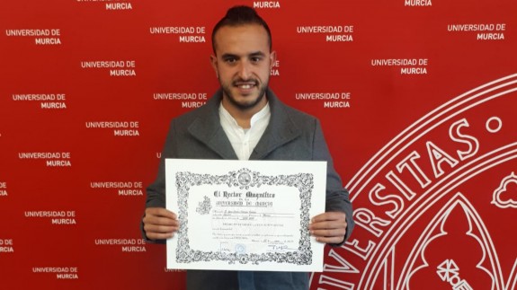 Juan Carlos Palazón con su premio ayer en la Universidad de Murcia