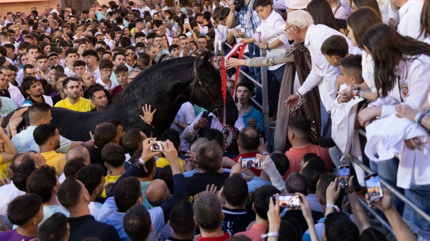La Peña Caprichoso se alza con la carrera de los Caballos del Vino 2026