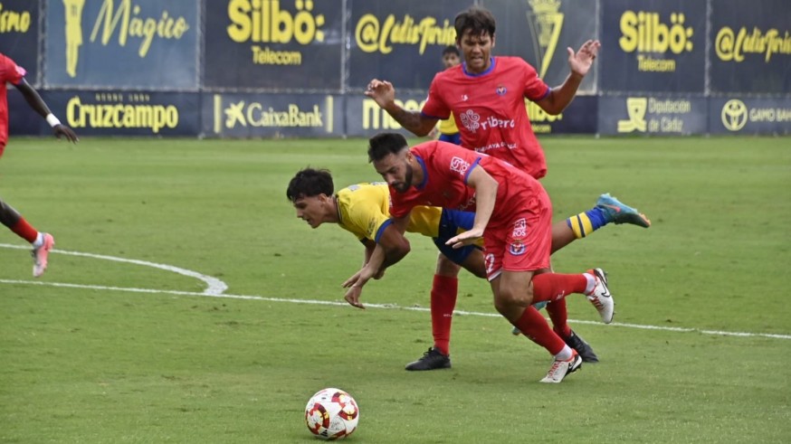 La Minera se estrena a lo grande en Cádiz (0-2)