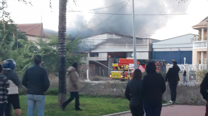 Incendio en una nave industrial de la pedanía murciana de Churra. ORM
