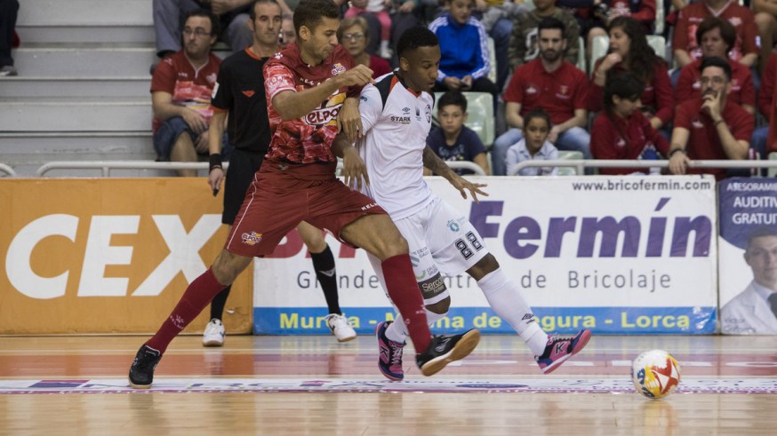 Pito y Everton pugnan por el balón (foto: ElPozo Murcia FS)