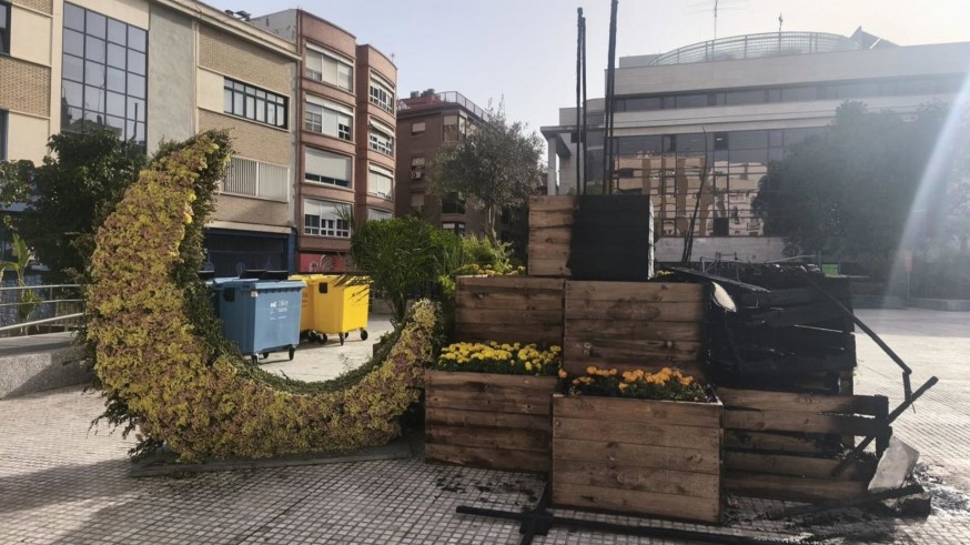 El fuego destruye el homenaje a las Tres Culturas de Murcia