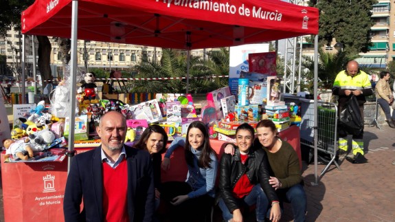 Stand de 'Nice Day' y Onda Regional en la Plaza Circular de Murcia