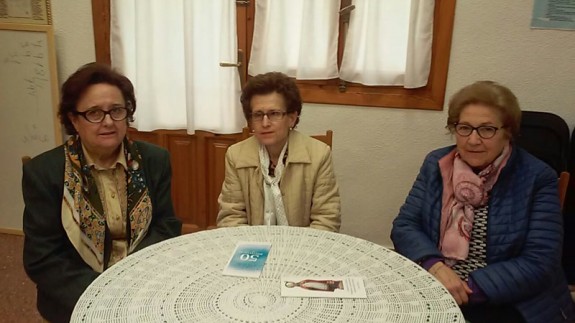 Fina López, María Candela y María Ortín, en el Centro Católico de Cultura de San Nicolás, Yecla