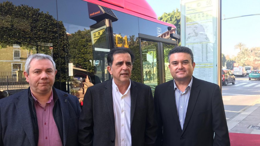 La comparecencia de Serrano, centro de la imagen, ha sido junto a una parada del autobús