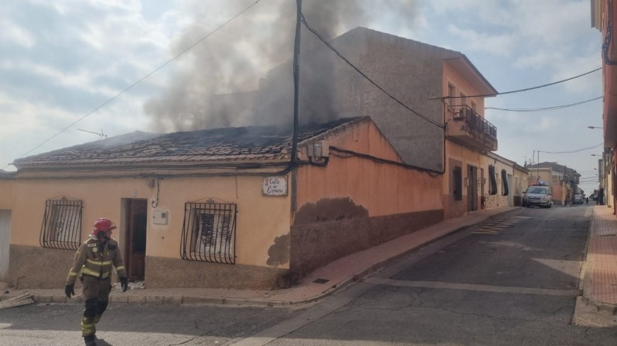 Herido con quemaduras graves en el incendio de una vivienda en Totana
