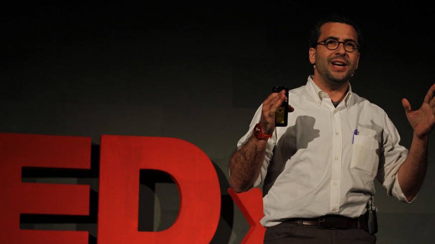 Imagen de archivo del científico Quique Bassat impartiendo una charla TED