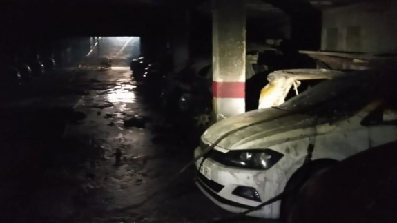 52 familias desalojadas y 6 coches calcinados por el incendio de un garaje en Cartagena