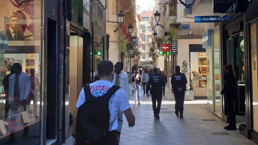Una patrulla policial vigila las calles del centro de Murcia
