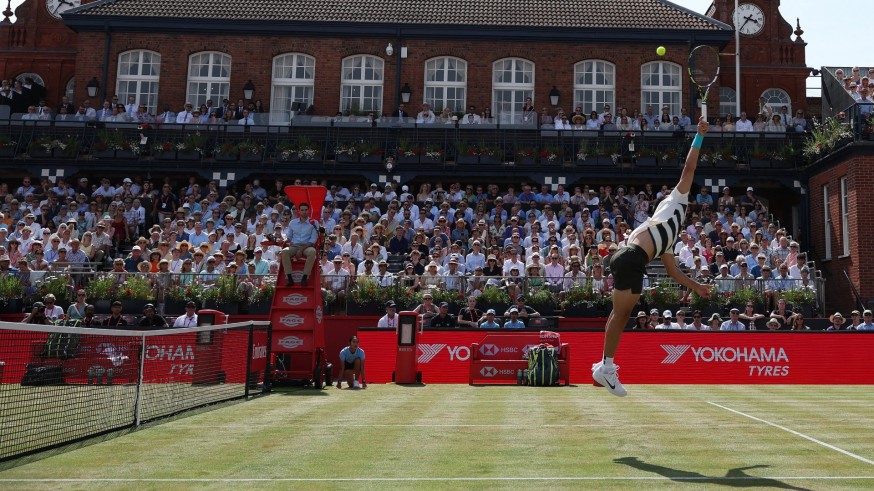 Alcaraz renueva su idilio con Queen's