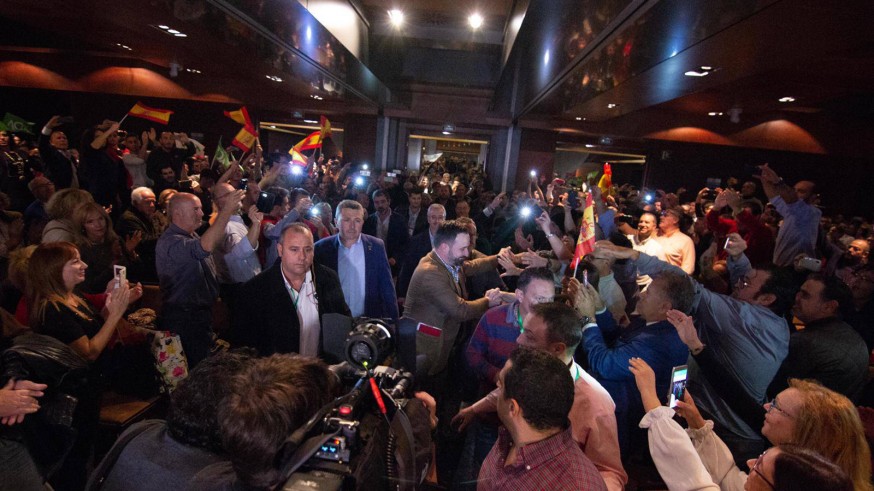 Recibimiento a Abascal en el acto celebrado en Murcia.