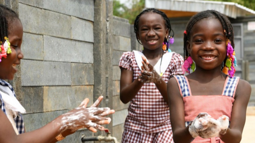  9.750 niñas de Costa de Marfil en riesgo de abandono escolar reciben ayuda del Gobierno de la Región y UNICEF
