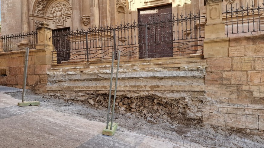 Concentración en Lorca en rechazo a la eliminación de la escalinata de la Iglesia de San Patricio 