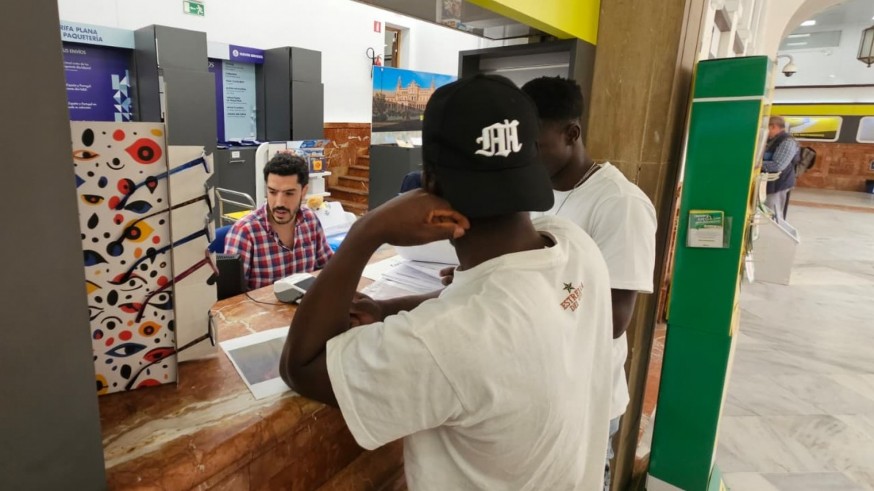 Comisiones Obreras alerta del colapso en la regularización de extranjeros 