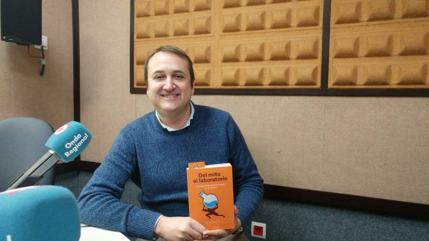 Daniel Torregrosa posa con su libro en Onda Regional