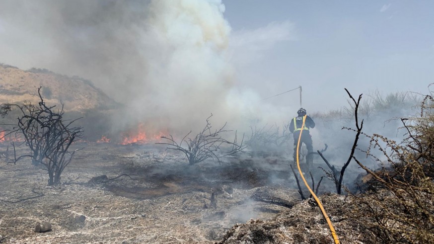Labores de extinción del incendio en Águilas