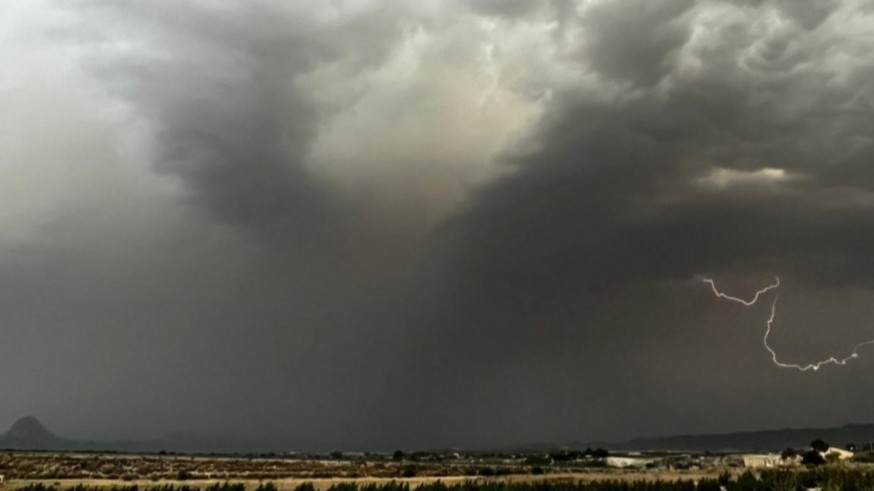 La AEMET amplía los avisos naranja y amarillo por lluvias y tormentas en casi toda la Región de Murcia