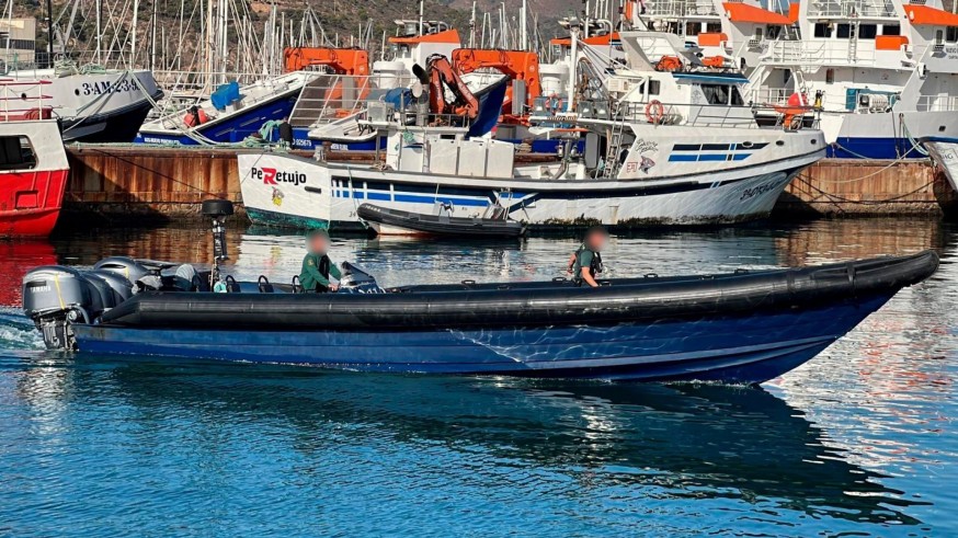 Interceptada una embarcación con cuatro motores a 12 millas de Cartagena y detenidos sus dos patrones