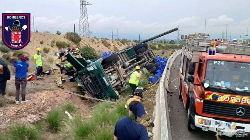 Dos heridos, uno de ellos grave, al volcar un camión en la A-7 en Murcia