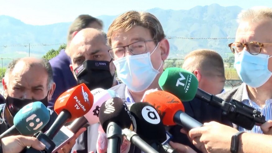 Ximo Puig atiende a los medios de comunicación en Benferri. GENERALITAT