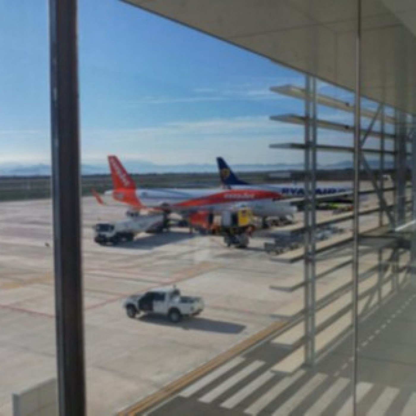 El PSRM pide al gobierno "que se centre en impulsar el aeropuerto" y el PP les insta a "no manchar el nombre de la Región"