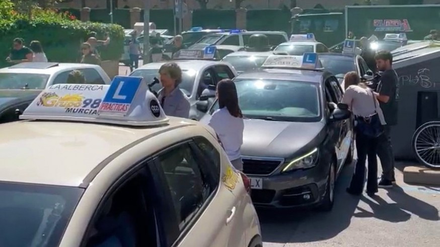 Protesta de autoescuelas por la falta de examinadores
